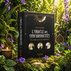 Coffret noir L'Oracle des Synchronicités d'Etan Ilfeld posé dans la mousse forestière, illustré de trois médaillons contenant un sablier, une clé et une main mystique.