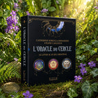 Coffret noir L'Oracle du Cercle de Catherine Sorolla Menassieu posé dans la mousse forestière, orné de trois médaillons illustrant une fleur de vie, un pentagramme et une chouette.