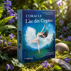 Coffret bleu L'Oracle du Lac des Cygnes de Carole-Anne Eschenazi posé dans la mousse, illustré d'une ballerine gracieuse dansant au clair de lune.