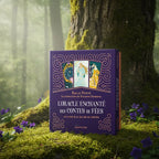 Coffret violet L'Oracle Enchanté des Contes de Fées d'Émilie Porte posé sur une souche, orné de motifs dorés et présentant trois cartes illustrées de personnages de contes.