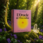 Coffret rose L'Oracle de l'Être Infini d'Anne Ghesquière posé dans la mousse forestière, illustré d'un soleil rayonnant jaune au centre.