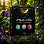 Coffret noir L'Oracle Lumière de Patrick Jeau posé dans la mousse, illustré de trois médaillons colorés montrant un paysage, un soleil rayonnant et un symbole Yin-Yang.