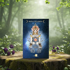 Coffret bleu nuit étoilé L'Oracle Nox-Lux de Phro Nesis posé sur une souche, illustré d'une déesse couronnée tenant une grenade rouge ouverte sur le cœur.