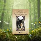 Coffret beige Le Tarot de Sagesse Animale de Ted Andrews posé sur une souche, illustré d'une tête de loup réaliste dans un cadre ornementé.