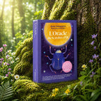 Coffret violet L'Oracle du Scarabée d'Or d'Anne Ghesquière posé dans la mousse, illustré d'un scarabée bleu sacré sous un soleil radieux nimbé d'étoiles.