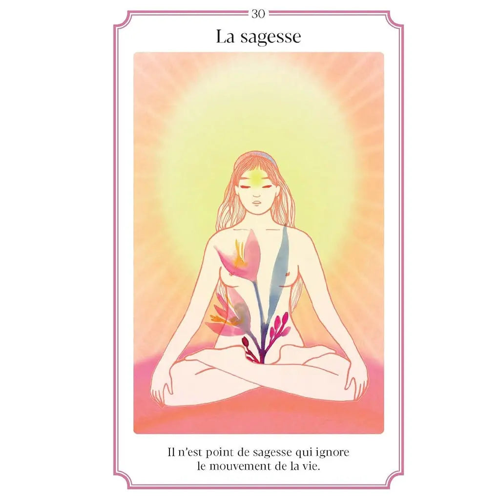 L'Oracle du Scarabée d'Or illustré par la carte « La sagesse » montrant une femme méditant en position du lotus avec des fleurs s'épanouissant en son centre, sous une aura lumineuse et chaleureuse.