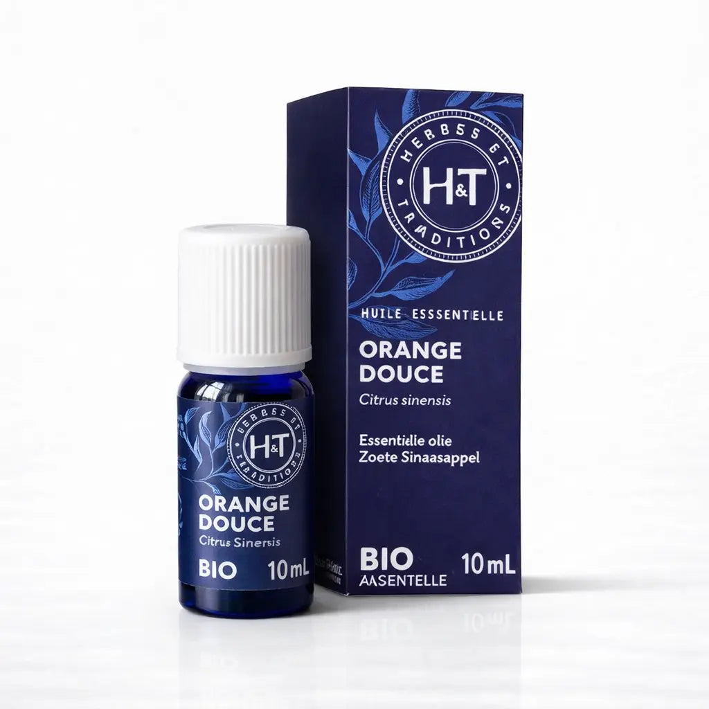 Un flacon de 10 ml et son emballage d'huile essentielle d'Orange Douce (Bio) de la marque Herbes & Traditions, présentés sur un fond blanc épuré.