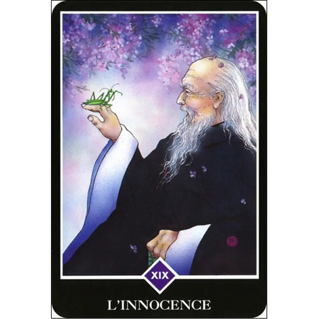 Carte “L’Innocence” (Osho Zen Tarot) : un vieil homme sage souriant observe une sauterelle posée sur sa main, sous des fleurs roses, symbole de simplicité, pureté et regard neuf.