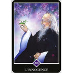 Carte “L’Innocence” (Osho Zen Tarot) : un vieil homme sage souriant observe une sauterelle posée sur sa main, sous des fleurs roses, symbole de simplicité, pureté et regard neuf.