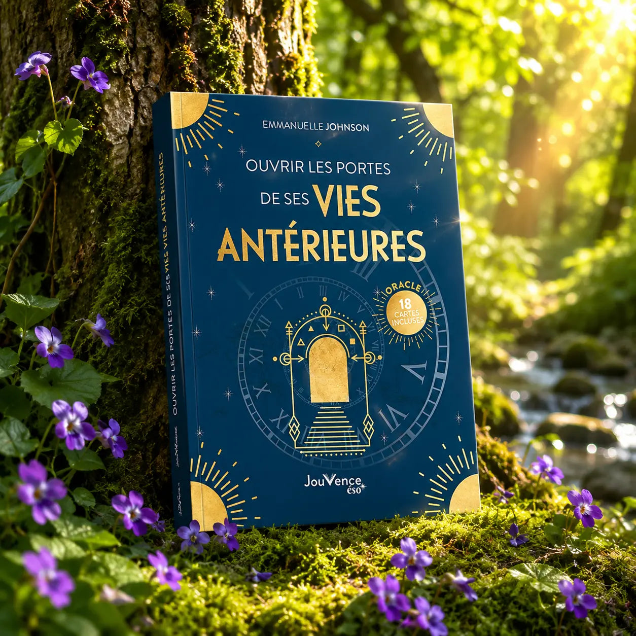 Livre Ouvrir les Portes de ses Vies Antérieures - Emmanuelle Johnson sur mousse sacrée au pied d'un arbre, entouré de fleurs violettes sous des rayons de soleil magiques.