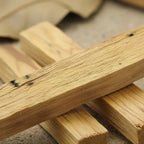 Bâtons de palo santo pour fumigation, bois beige doré à texture veinée en gros plan sur fond neutre.