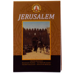 Ce carnet de papier d'encens religieux Jérusalem de Fragrances & Sens est illustré par une scène orientale historique montrant des voyageurs et un dromadaire devant les remparts d'une ancienne cité, sur un fond marron clair et noir.