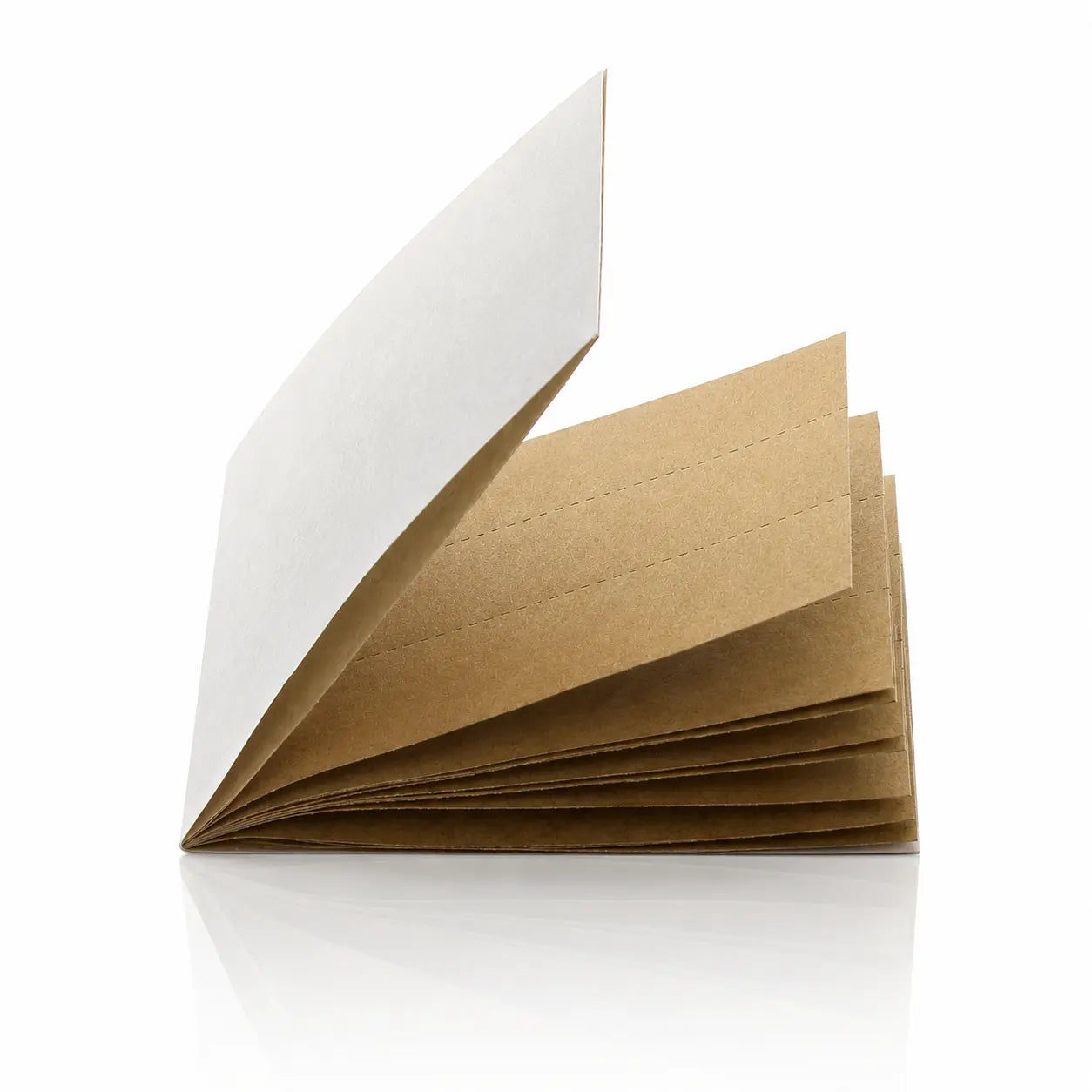 Ce plan présente un carnet de papier d'encens Fragrances & Sens entrouvert, révélant la tranche de ses pages intérieures brunes perforées de lignes pointillées.