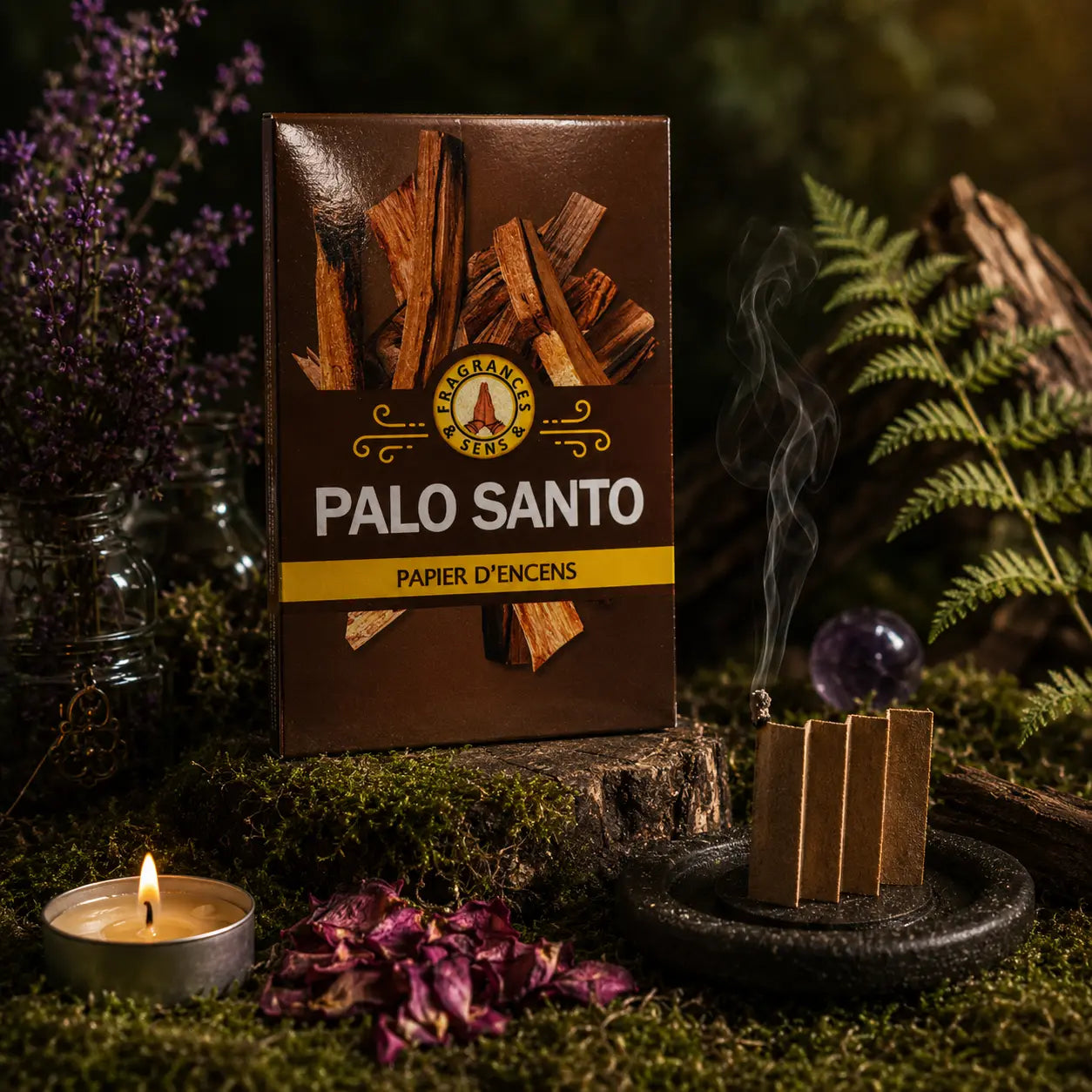 Carnet marron de Papier d'Encens Fragrances & Sens - Palo Santo illustré de morceaux de bois sacré, posé près d'une lamelle allumée en accordéon exhalant de la fumée.