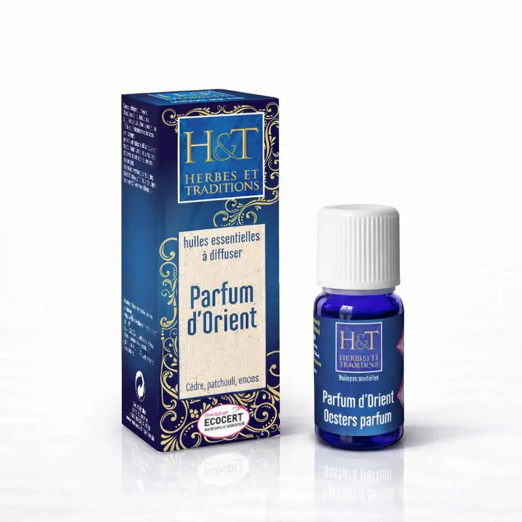 Un flacon et son étui de la synergie d'huiles essentielles "Parfum d'Orient" de la marque Herbes & Traditions, certifiés Ecocert et présentés dans un design bleu nuit aux arabesques dorées sur fond blanc.