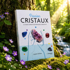 Livre Passion Cristaux - Lauren D'Silva sur mousse sacrée au pied d'un arbre, entouré de fleurs violettes sous des rayons de soleil magiques.