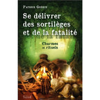 Couverture du livre Se délivrer des sortilèges et de la fatalité de Patrick Guérin, illustrant des bougies allumées et de l'ail sur fond vert sylvestre.