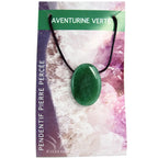 Un pendentif en aventurine verte poli et percé, d'une couleur verte intense et nuancée, monté sur un cordon noir et présenté sur son emballage cartonné illustré.