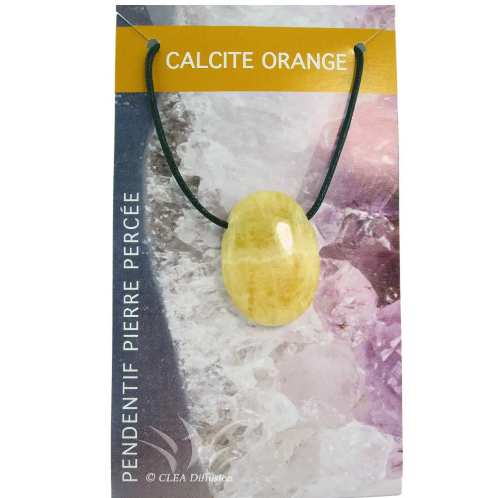 Un pendentif en calcite orange poli et percé, présentant une teinte jaune orangé douce et marbrée, monté sur un cordon noir et présenté sur son emballage cartonné illustré.