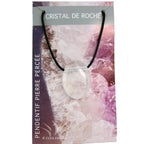 Un pendentif en cristal de roche poli et percé, d'une clarté transparente et cristalline, monté sur un cordon noir et présenté sur son emballage cartonné illustré.