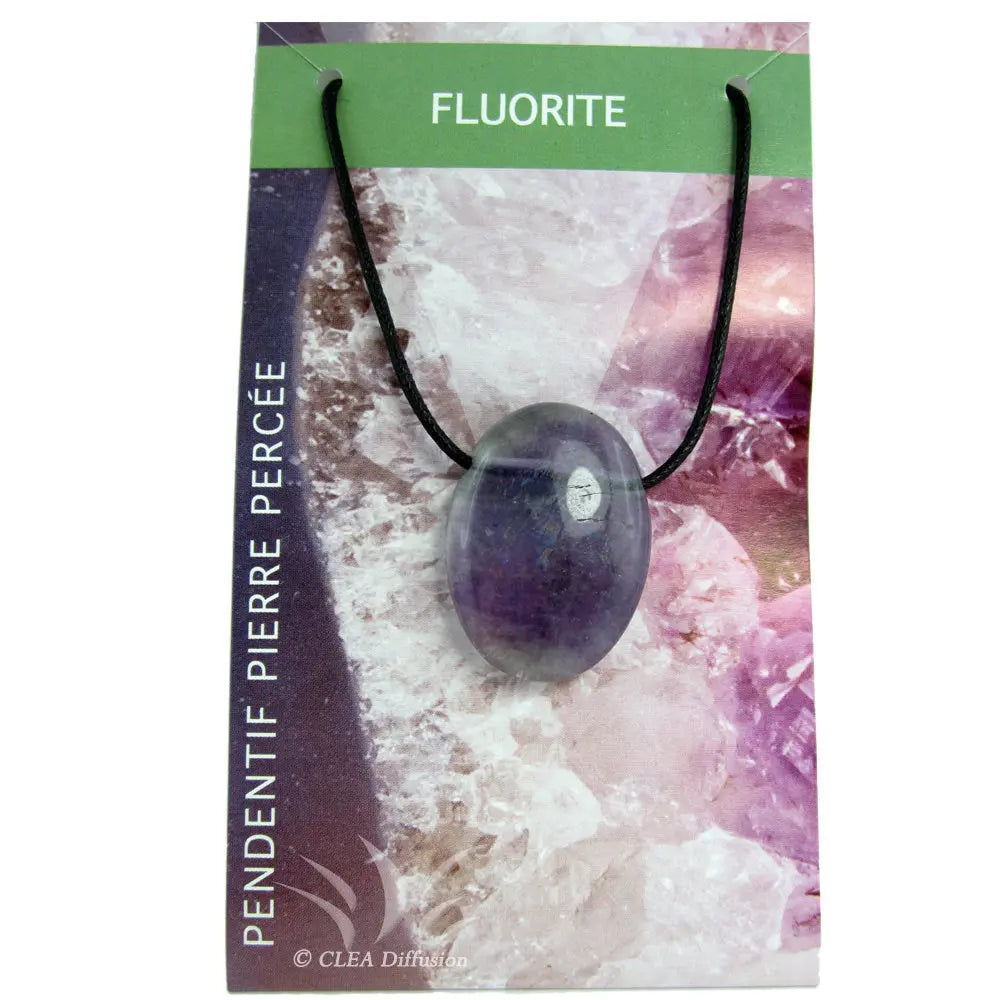 Un pendentif en fluorite poli et percé, affichant des teintes violettes et translucides, monté sur un cordon noir et présenté sur son emballage cartonné illustré.