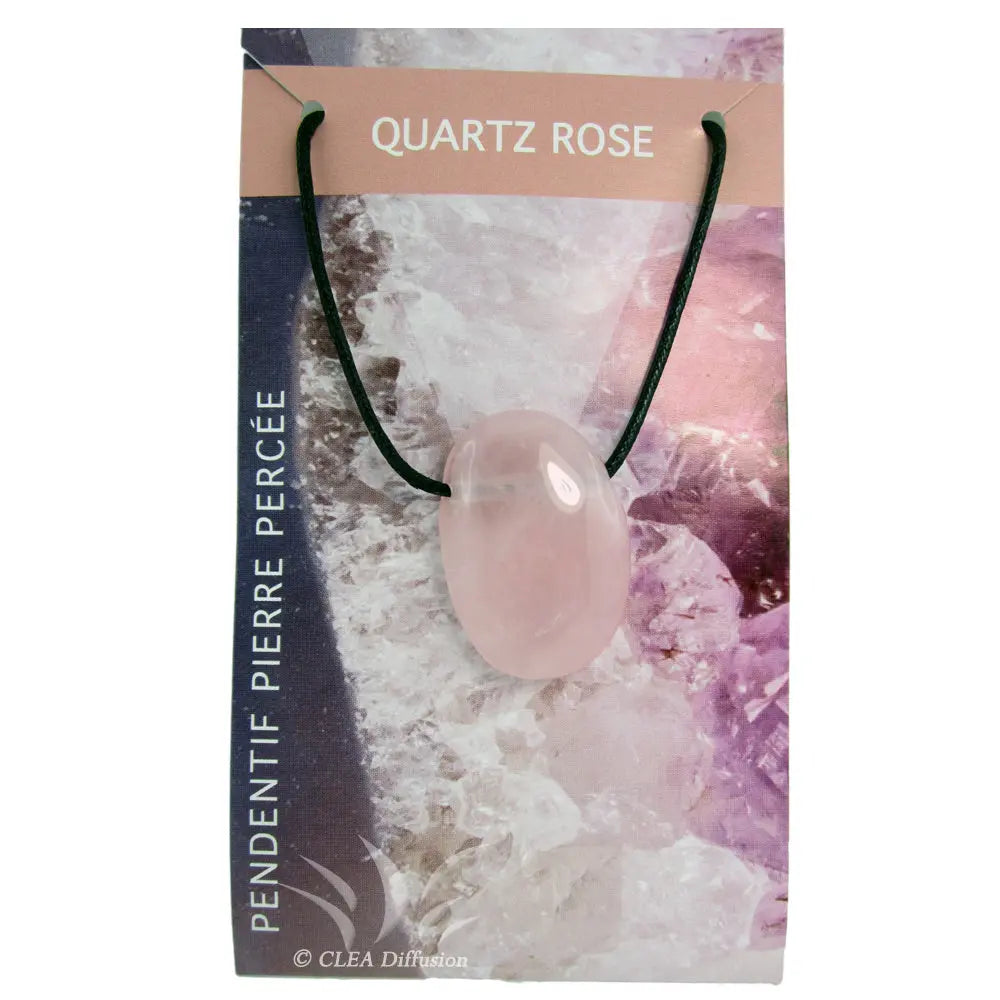 Un pendentif en quartz rose poli et percé, d'une teinte rose pâle translucide, monté sur un cordon noir et présenté sur son emballage cartonné illustré.