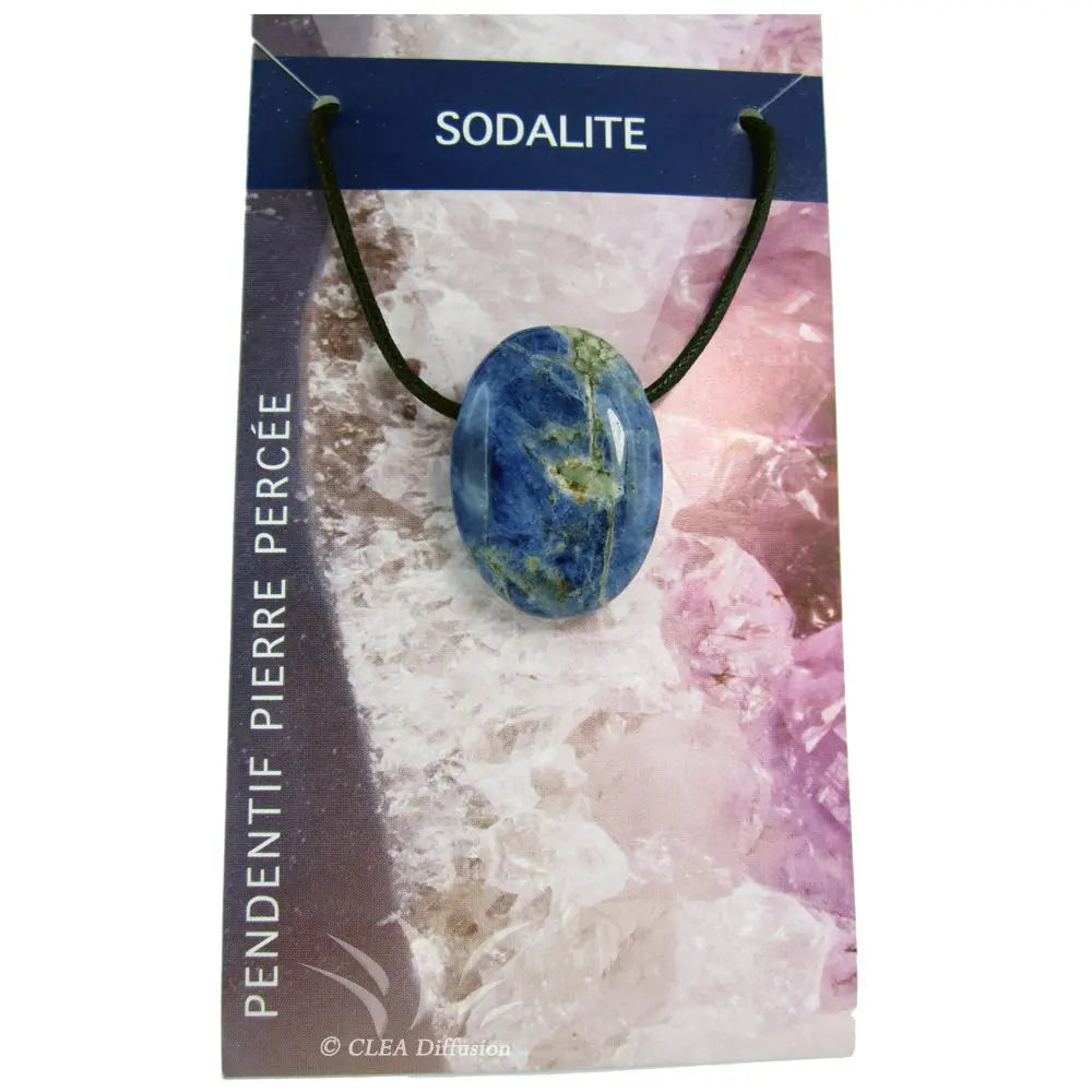Un pendentif en sodalite polie et percée, présentant des nuances de bleu et des veines minérales, monté sur un cordon noir et présenté sur son emballage cartonné.