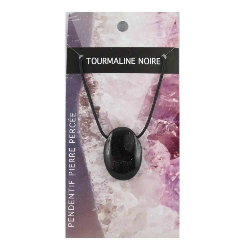 Un pendentif en tourmaline noire polie et percée, monté sur un cordon noir et présenté sur son emballage cartonné illustré d'un cristal violet.