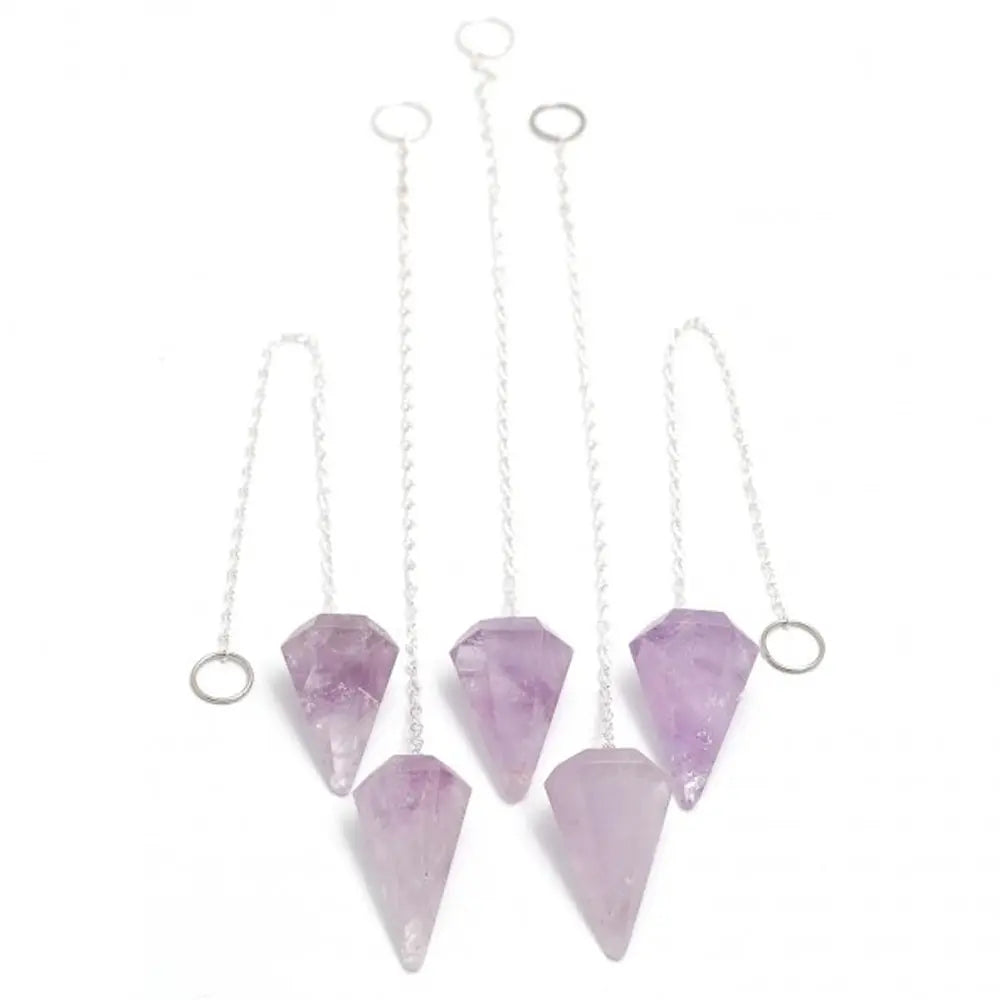 Cinq pendules en améthyste taillés en cônes à facettes, suspendus à des chaînes en métal argenté avec anneaux terminaux, disposés en éventail sur fond blanc.