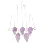 Cinq pendules en améthyste taillés en cônes à facettes, suspendus à des chaînes en métal argenté avec anneaux terminaux, disposés en éventail sur fond blanc.