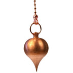 Pendule Luzi en cuivre de forme goutte, suspendu à une chaîne à billes sur fond blanc.