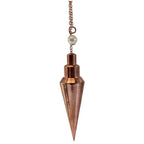 Pendule Medium en cuivre de forme conique et étagée, suspendu par une fine chaîne avec perle terminale nacrée sur fond blanc.