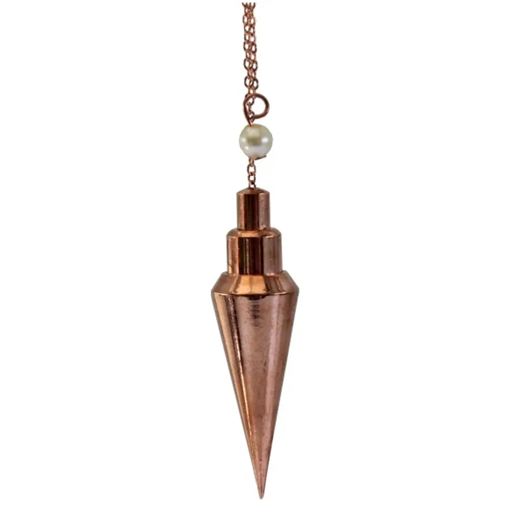 Pendule Medium en cuivre de forme conique et étagée, suspendu par une fine chaîne avec perle terminale nacrée sur fond blanc.
