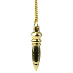 Pendule égyptien du Nil en métal doré brillant, suspendu par sa chaîne sur fond blanc.
