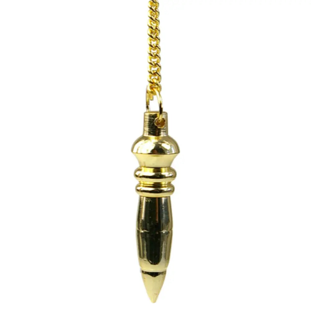 Pendule égyptien du Nil en métal doré brillant, suspendu par sa chaîne sur fond blanc.
