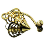 Pendule Spirale en métal doré avec structure en ressort conique et chaîne à terminaison ajourée sur fond blanc avec reflet.