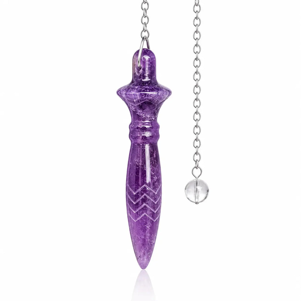 Pendule Thot améthyste sculpté, en pierre naturelle violette à motifs géométriques gravés, avec une chaîne en argent fin et une petite bille de cristal de roche transparente, pour la radiesthésie.