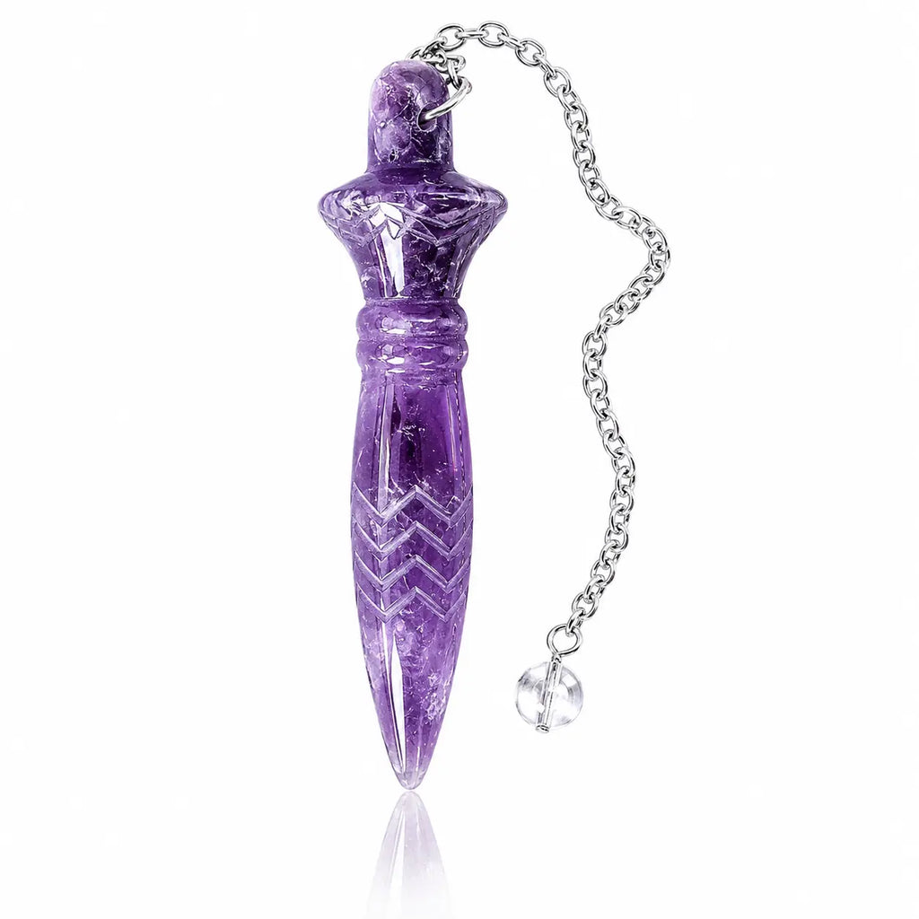Pendule Thot améthyste en pierre naturelle violette sculptée, doté de motifs géométriques gravés et suspendu à une fine chaîne métallique argentée terminée par une perle transparente.