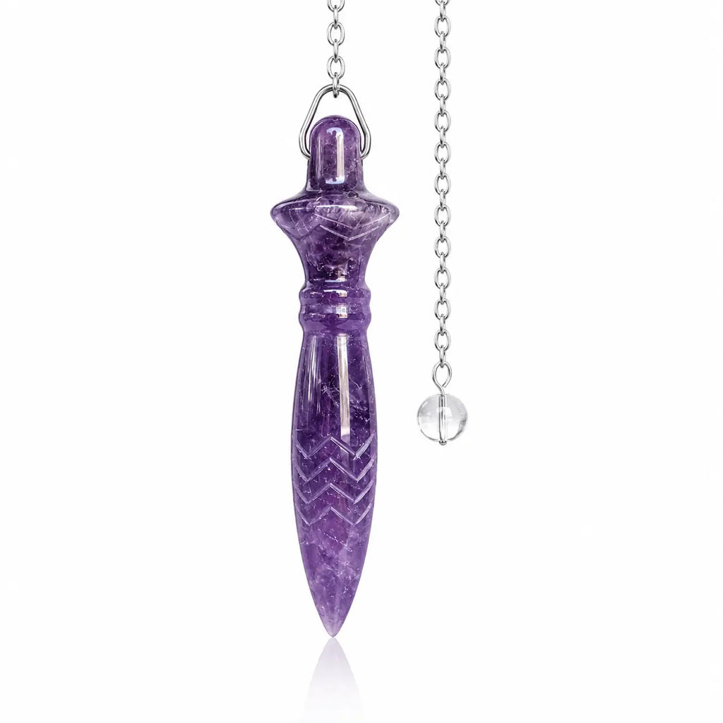 Pendule Thot améthyste en pierre naturelle violette polie avec gravures géométriques, suspendu à sa chaîne en métal argenté dotée d'une perle en verre transparent.