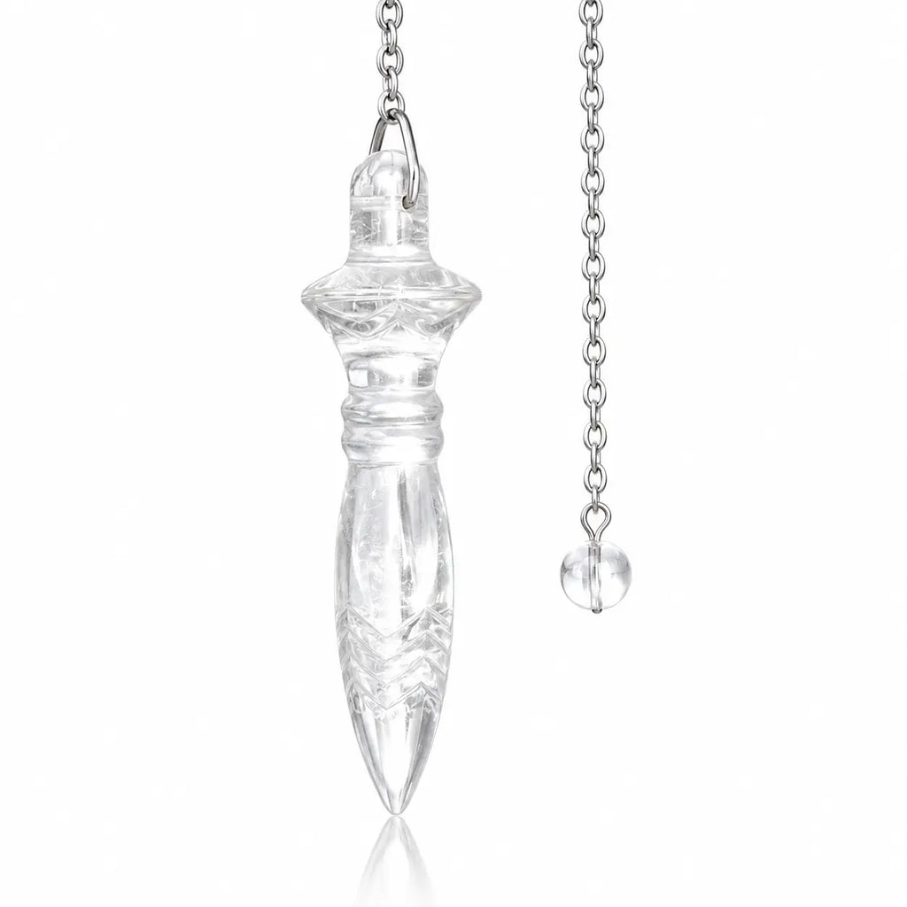 Pendule Thot cristal de roche en pierre naturelle transparente gravée de motifs géométriques, suspendu à une chaîne métallique argentée munie d'une perle en cristal.