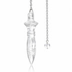 Pendule Thot cristal de roche en pierre naturelle transparente gravée de motifs géométriques, suspendu à une chaîne métallique argentée munie d'une perle en cristal.