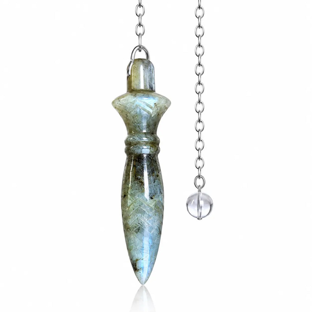 Pendule Thot labradorite en pierre naturelle grise aux reflets bleutés intenses, sculpté de motifs géométriques et relié à une chaîne argentée munie d'une perle transparente.