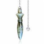 Pendule Thot labradorite en pierre naturelle grise aux reflets bleutés intenses, sculpté de motifs géométriques et relié à une chaîne argentée munie d'une perle transparente.