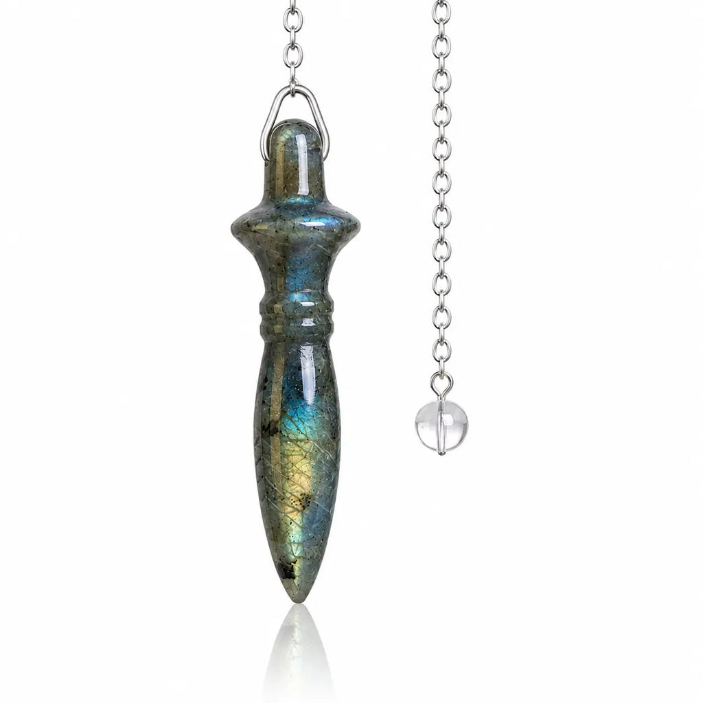Pendule Thot labradorite en pierre naturelle polie aux reflets bleus et dorés, sculpté en forme d'amulette égyptienne et suspendu à une chaîne en métal argenté dotée d'une perle transparente.