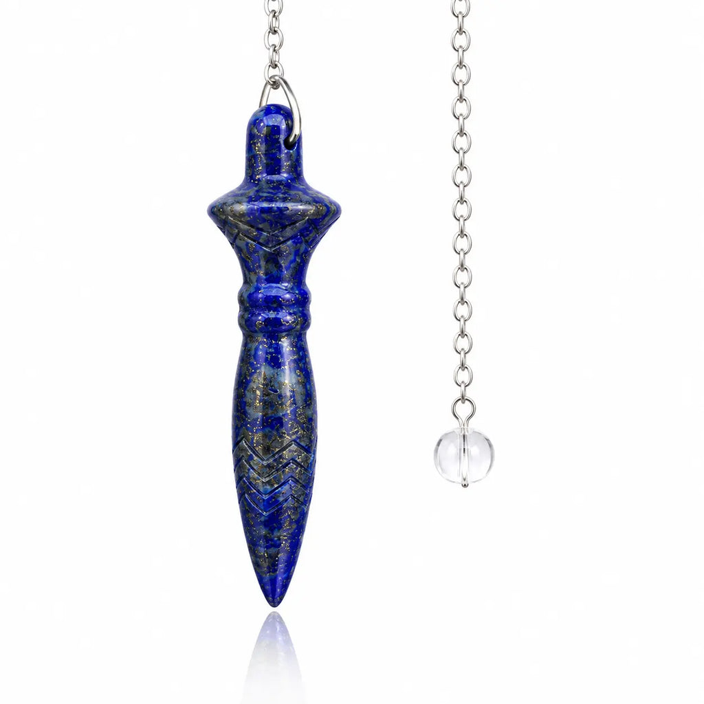 Pendule Thot lapis-lazuli en pierre naturelle bleu profond pailletée de doré, sculpté de motifs géométriques et suspendu à une chaîne argentée avec perle transparente.