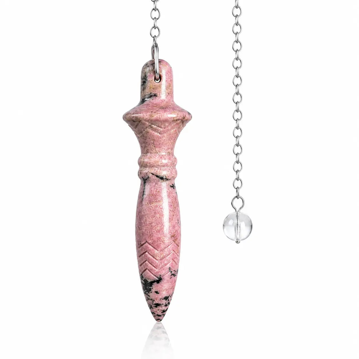 Pendule Thot rhodonite en pierre naturelle rose veinée de noir, sculpté de gravures géométriques, suspendu à une chaîne métallique argentée munie d'une perle en verre transparent.