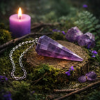 Pendule en forme de cône à facettes en Améthyste violette posé sur un socle en bois dans une atmosphère rituelle mystique avec bougie pourpre.