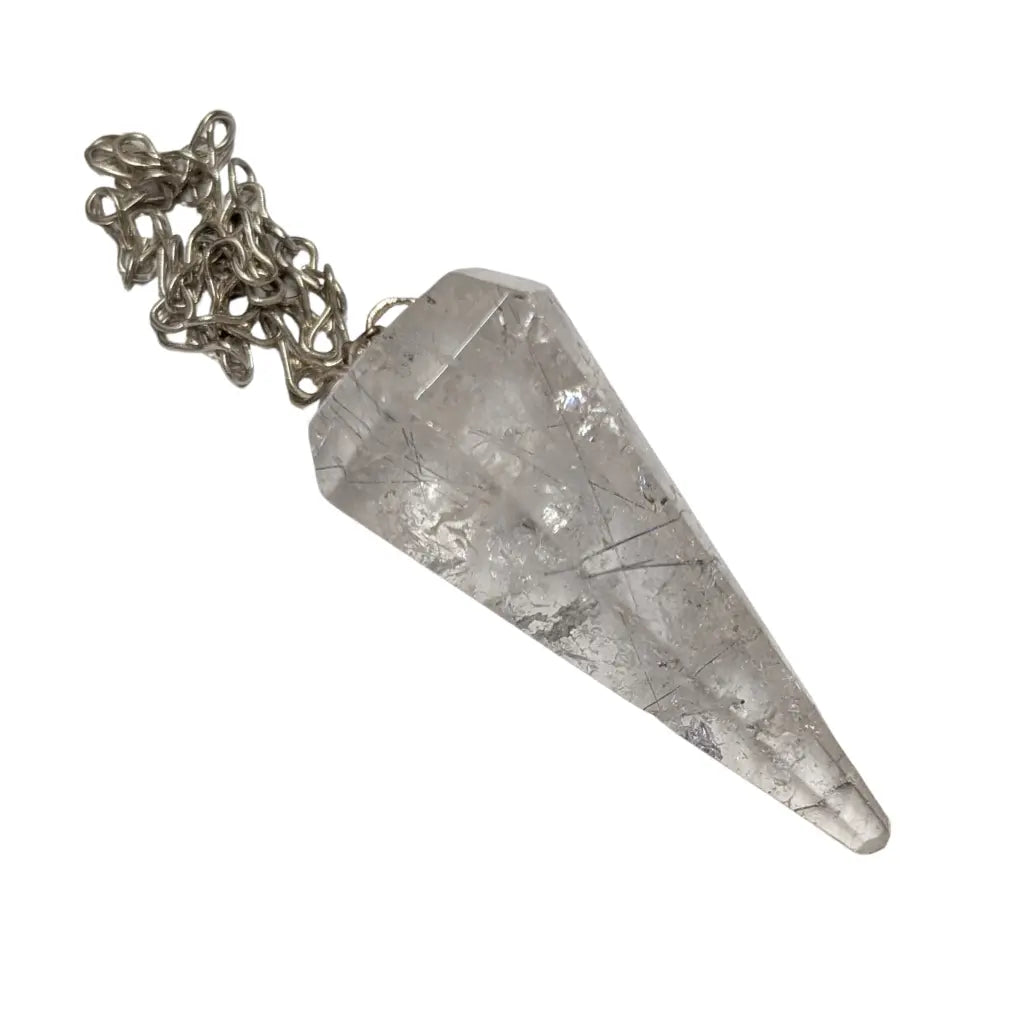 Pendule en quartz à inclusions de tourmaline noire taillé en cône à facettes avec chaîne argentée sur fond blanc.