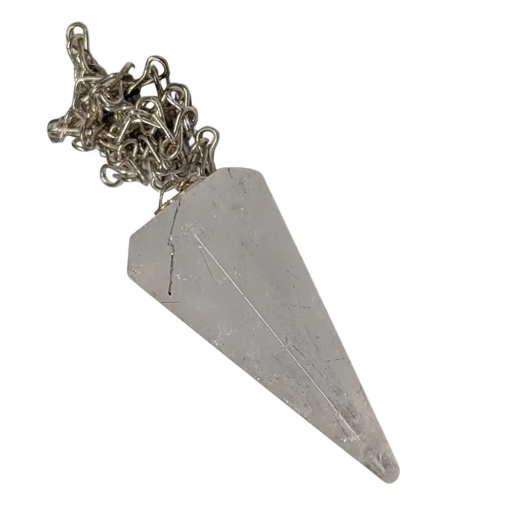 Pendule en cristal de roche taillé en cône à facettes avec chaîne en métal argenté sur fond blanc.