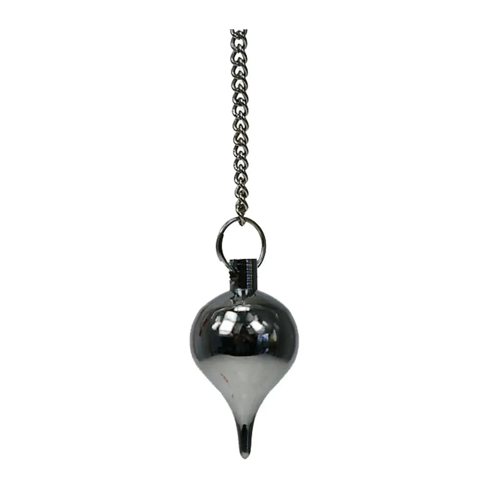 Pendule en métal argenté brillant en forme de goutte, suspendu à une chaîne à maillons resserrés sur fond blanc.